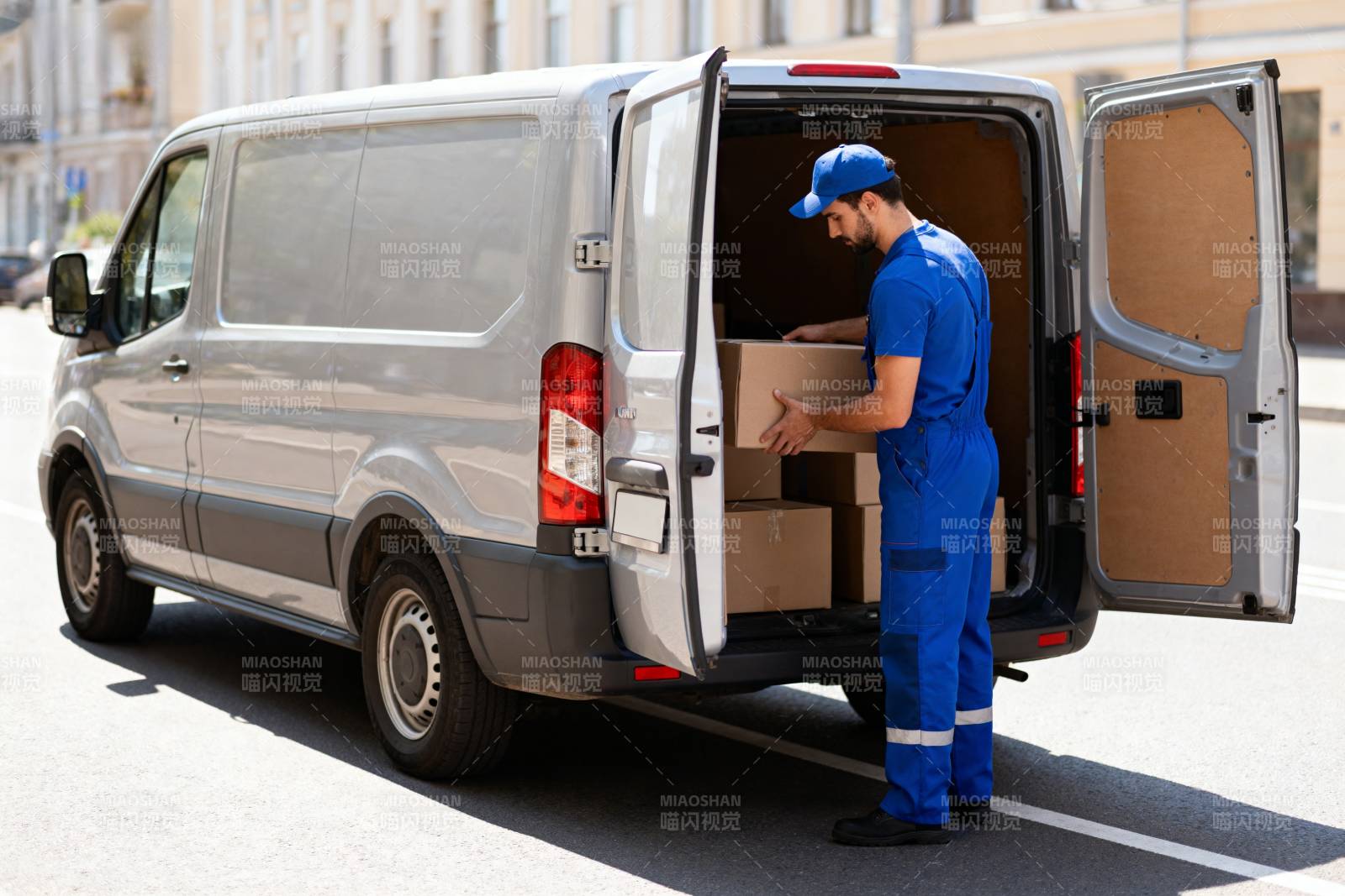 快递员装货中图片