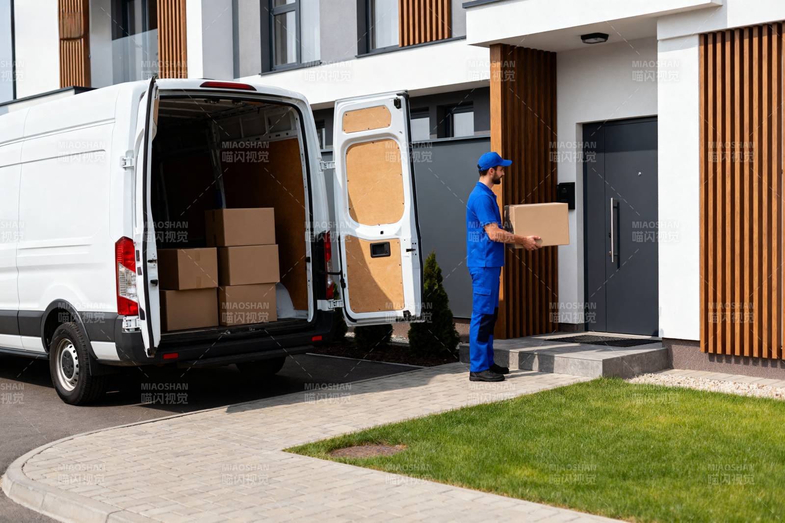快递员送货上门图片