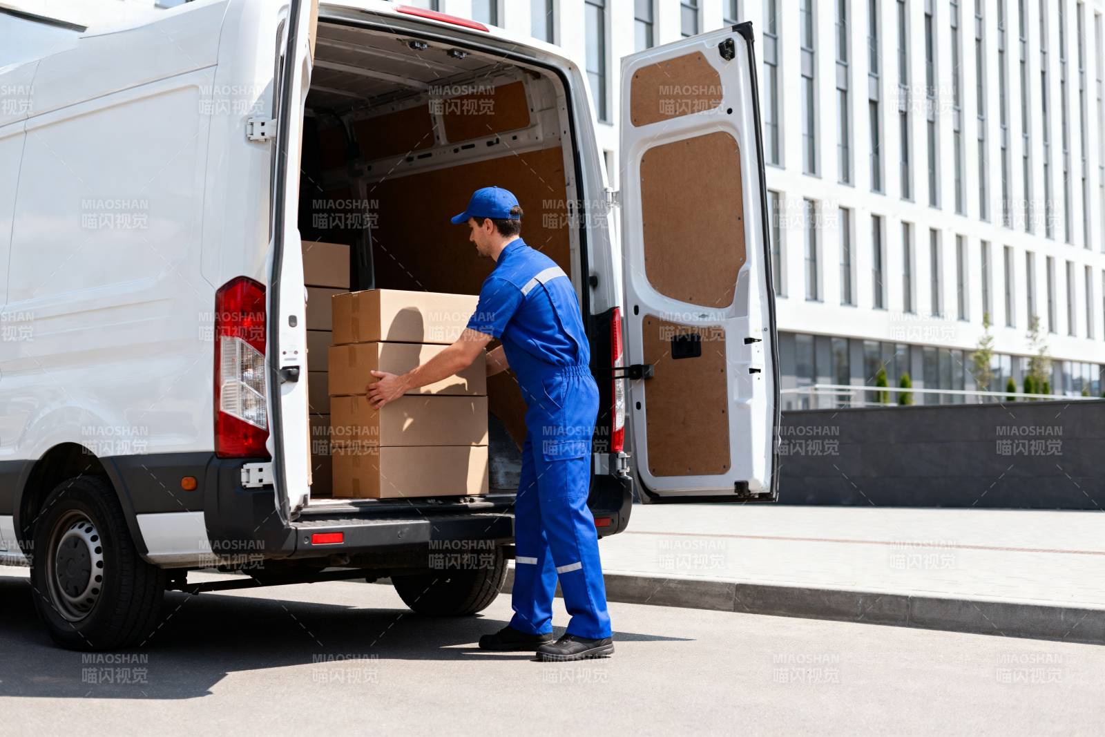 快递员装卸货物图片
