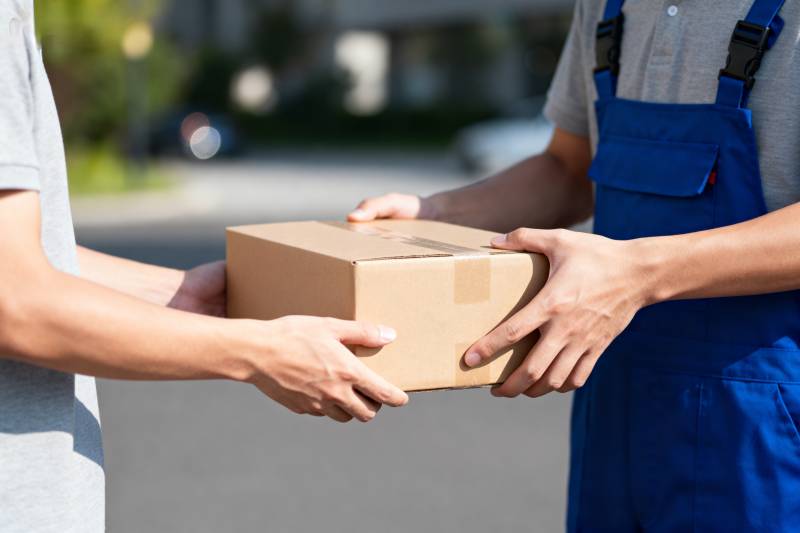 快递员递送包裹图片