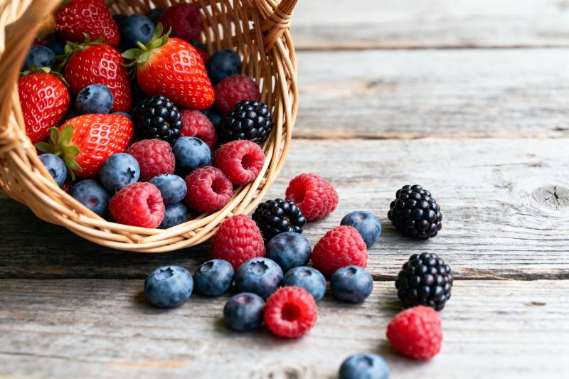 新鲜浆果满溢篮图片