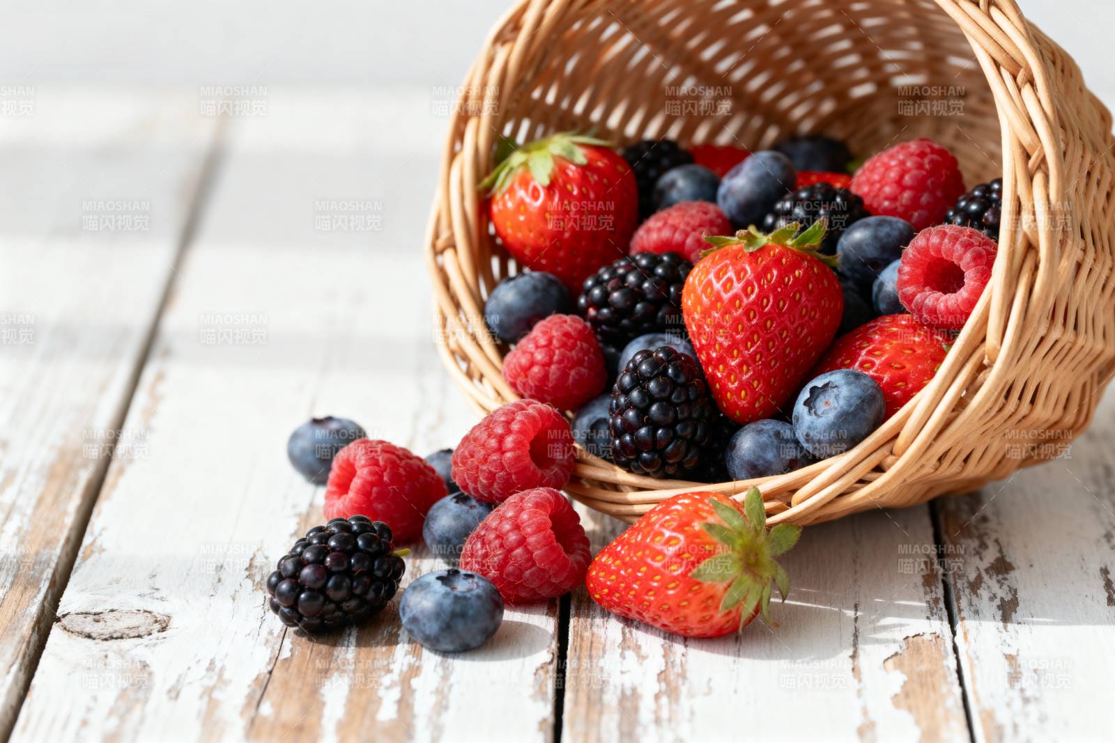新鲜浆果溢出篮子图片