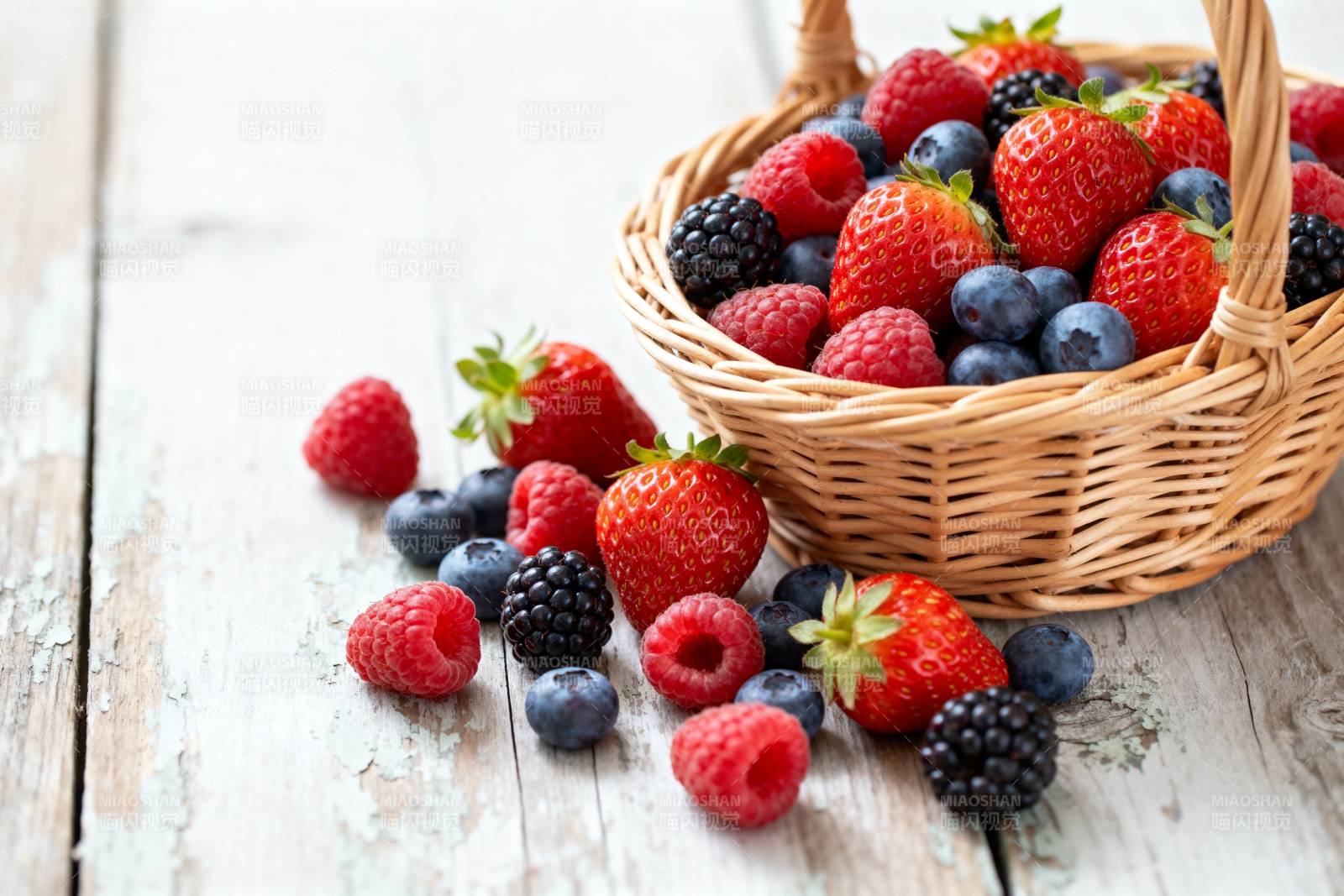 新鲜浆果篮图片