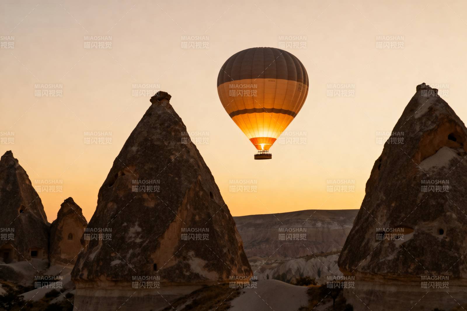 热气球飞越奇岩图片