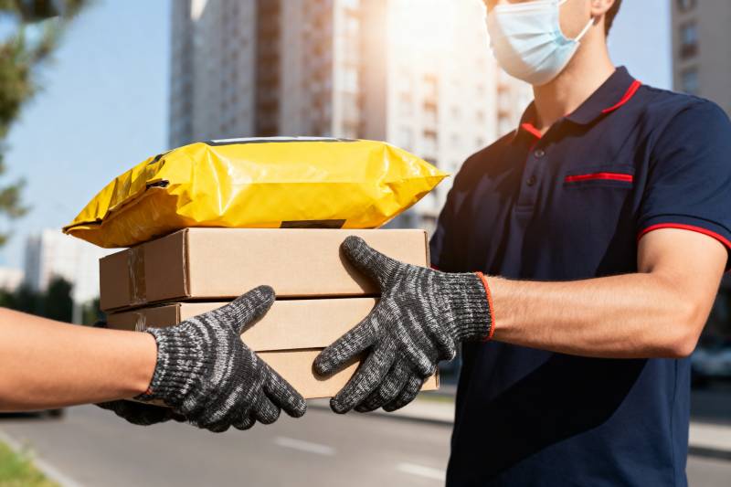 快递员安全递送包裹图片