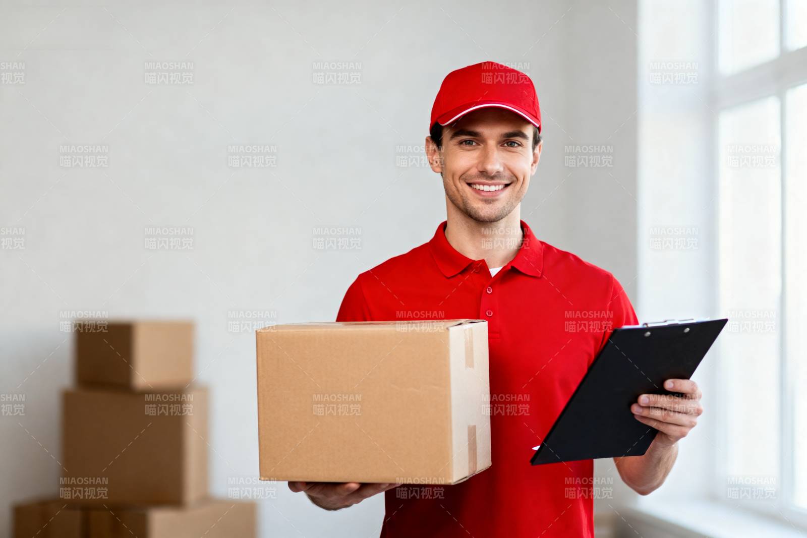 快递员微笑送包裹图片