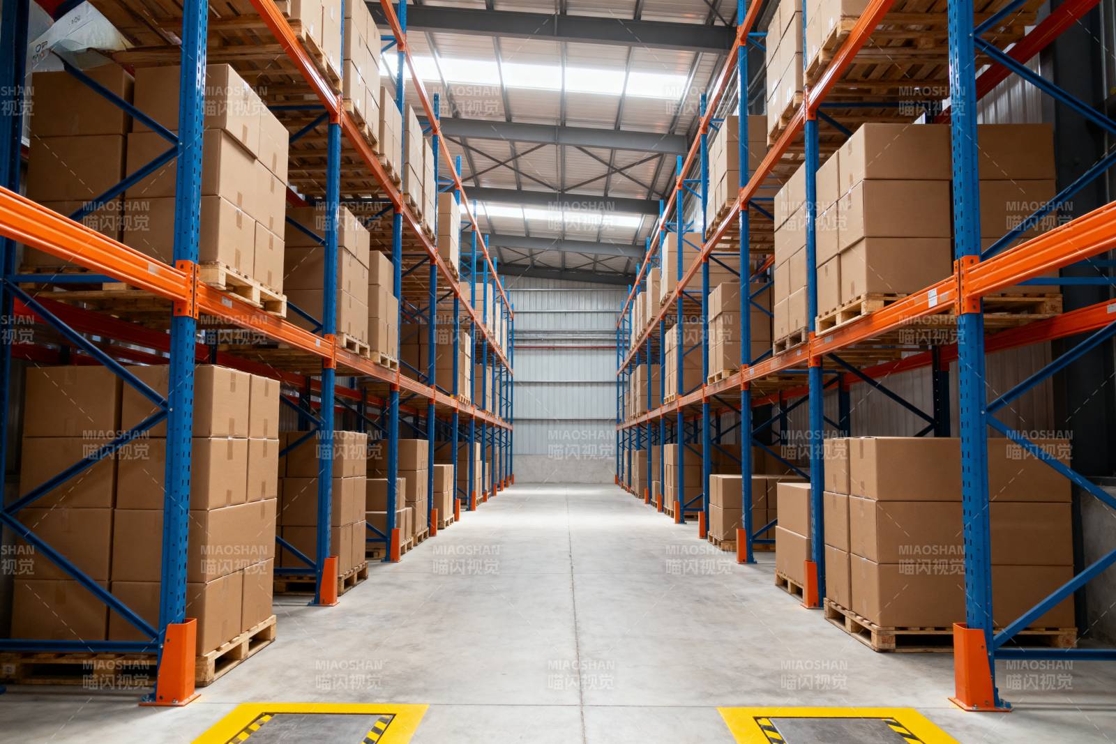 整洁的仓库通道图片