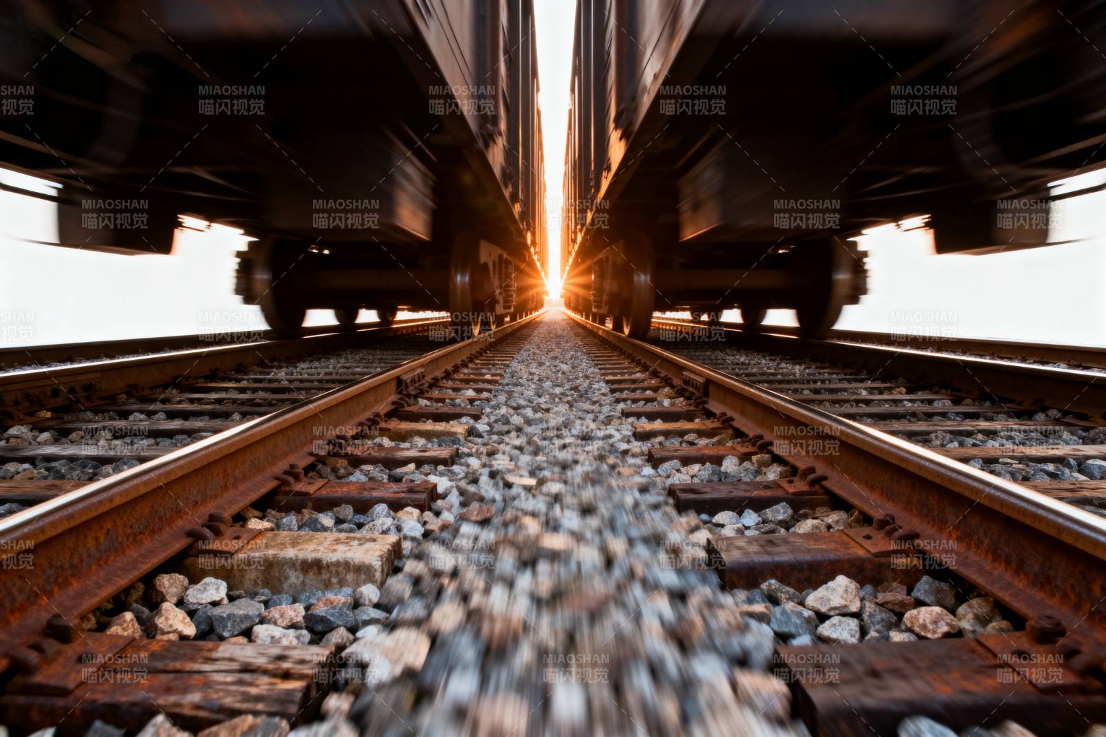 铁轨尽头的光芒图片