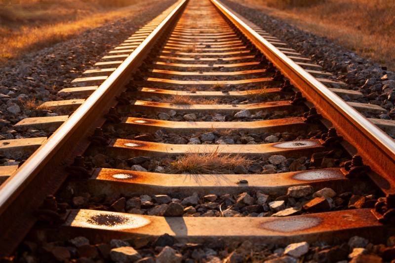 铁轨延伸至远方图片