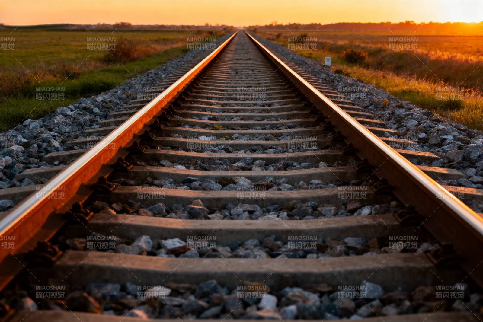 铁轨延伸向远方图片