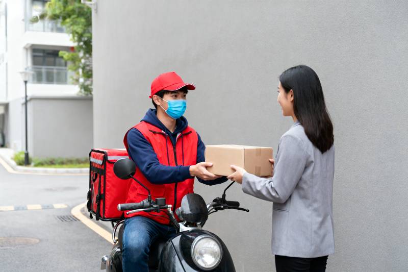 快递员送包裹图片