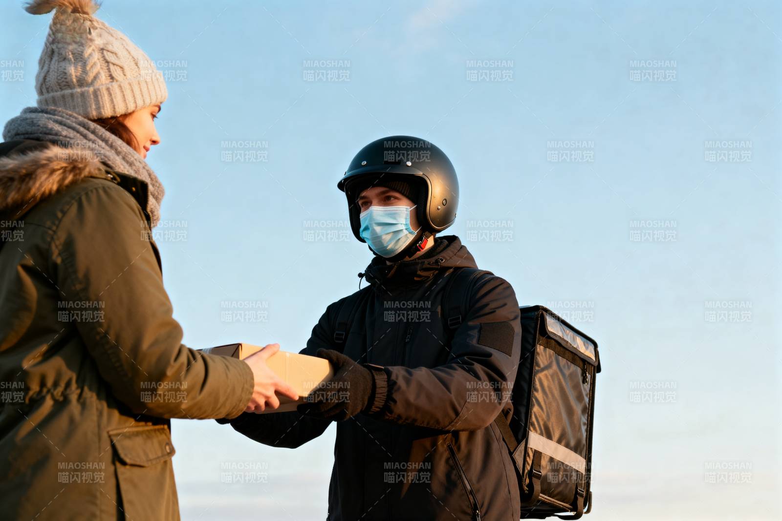 快递员递送包裹图片