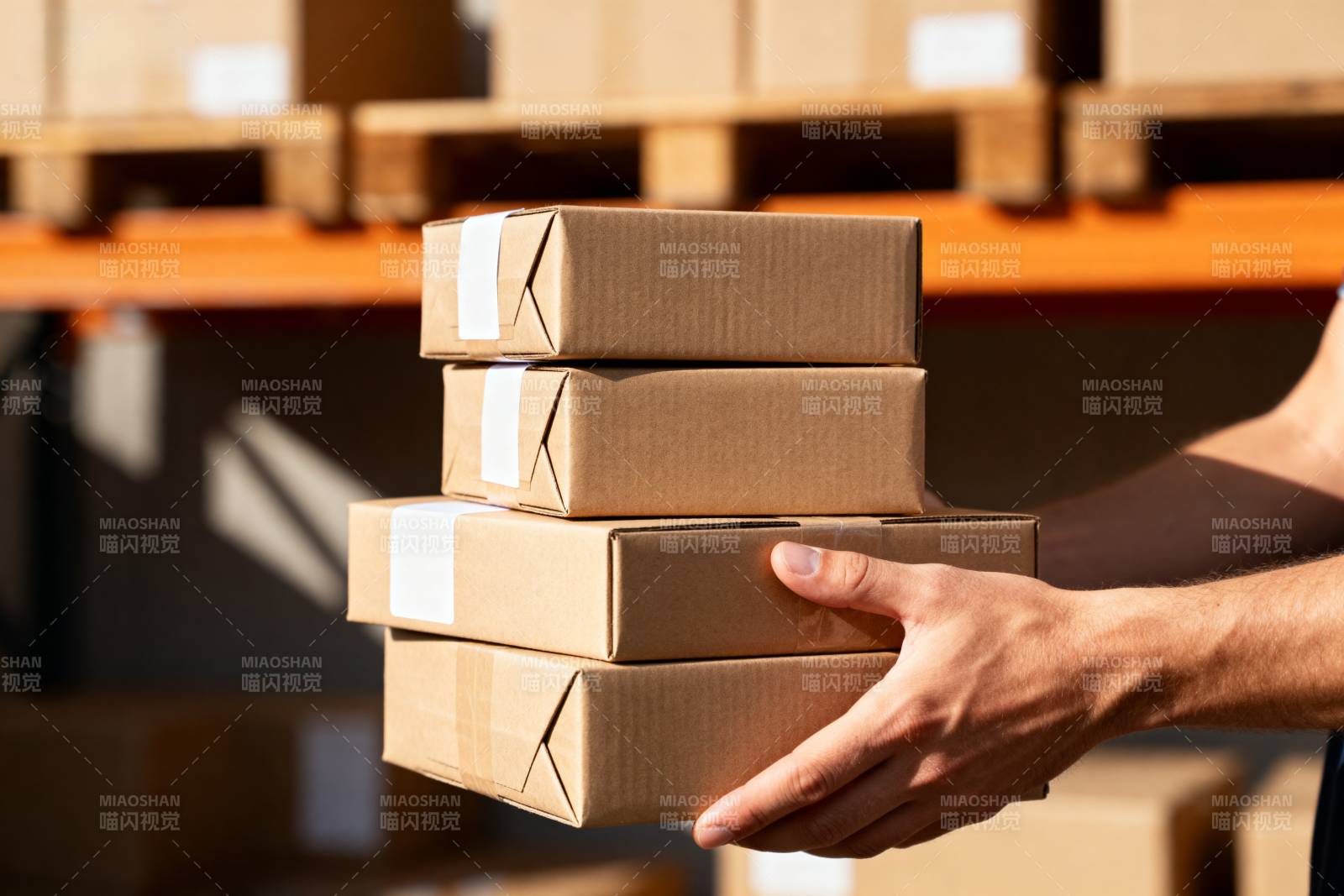 搬运包裹的双手图片