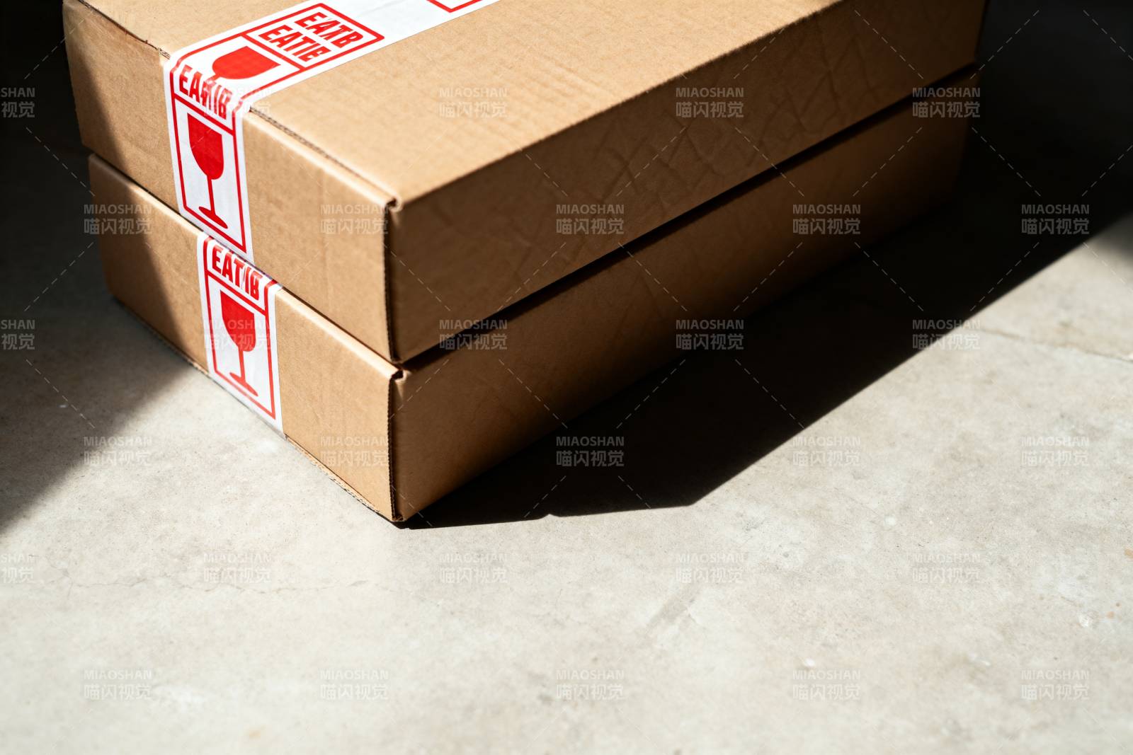 小心轻放的纸箱图片