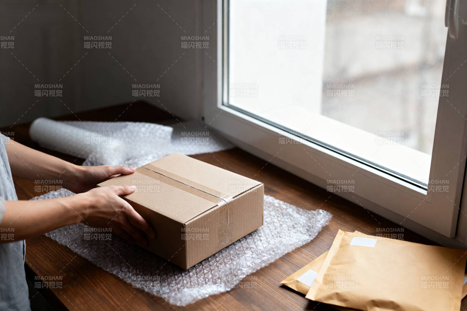 窗边打包包裹图片