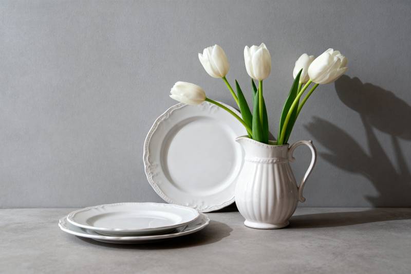 白瓷花瓶与郁金香图片