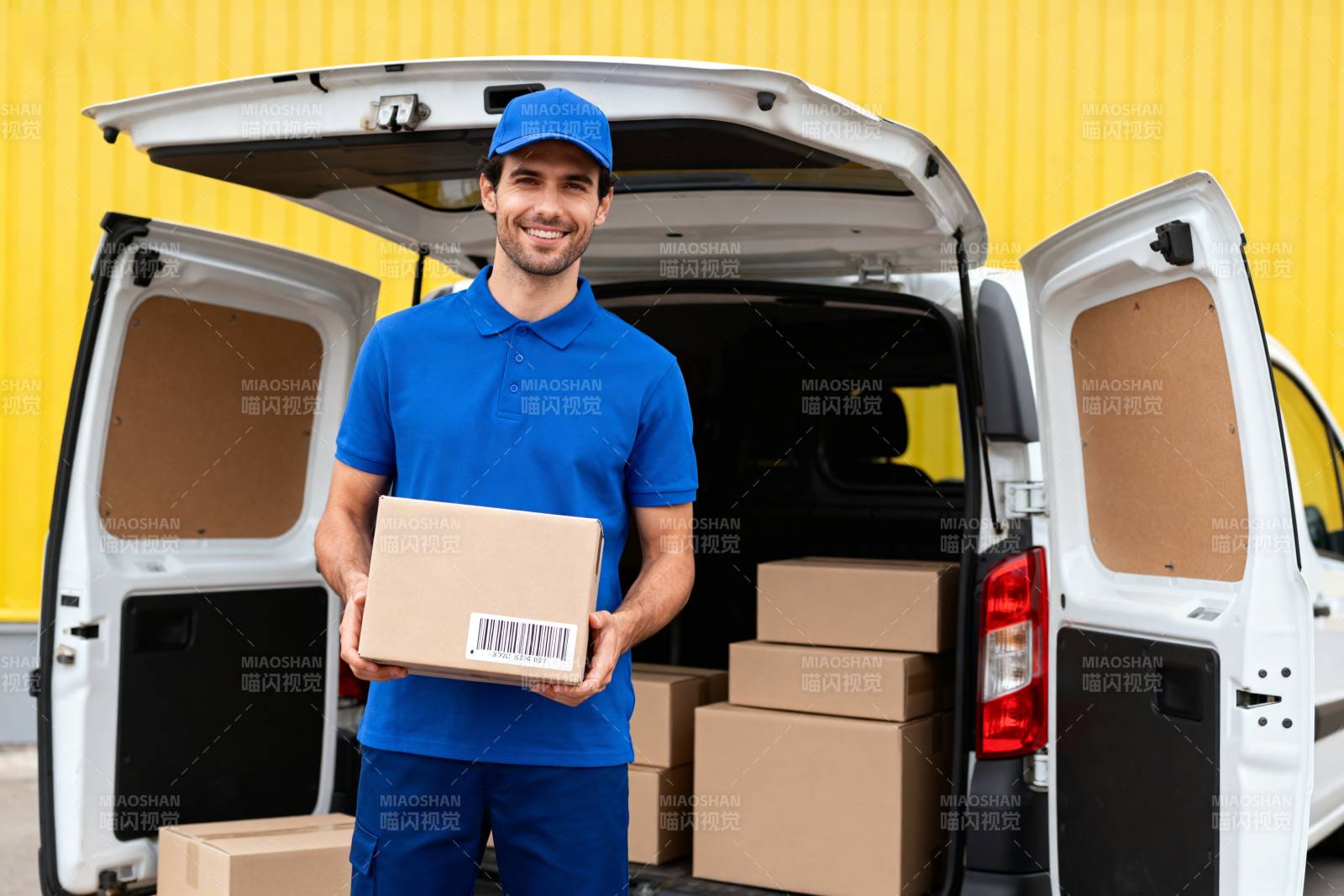 快递员微笑送包裹图片
