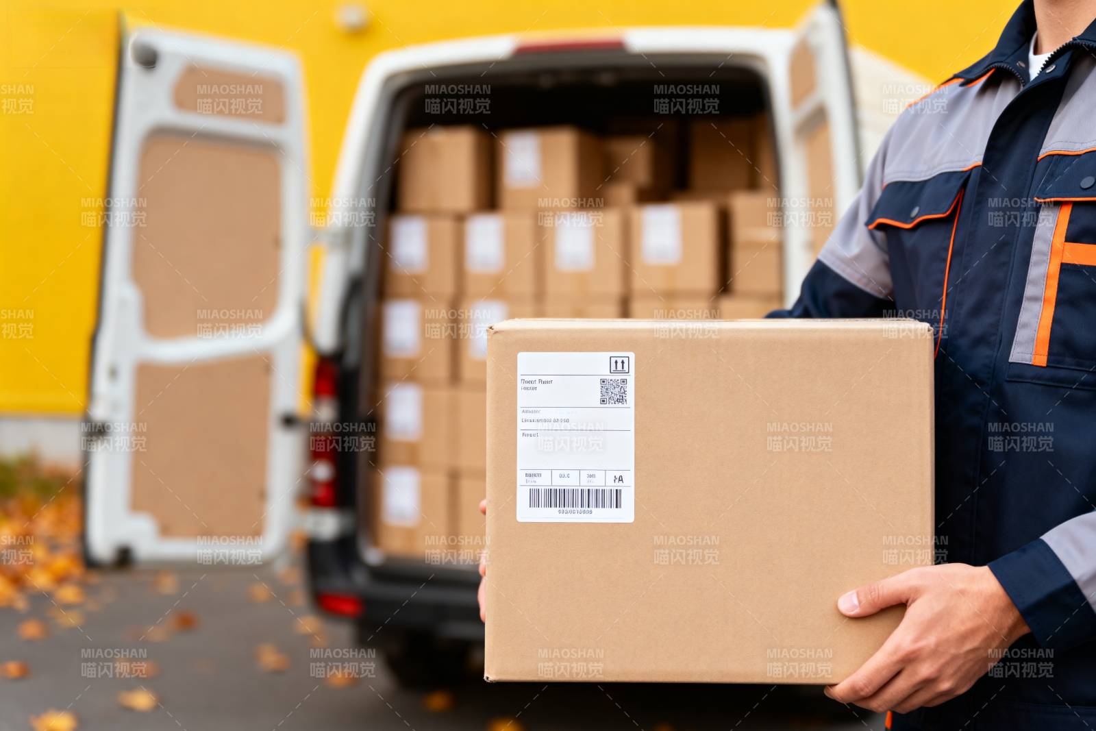 快递员递送包裹图片