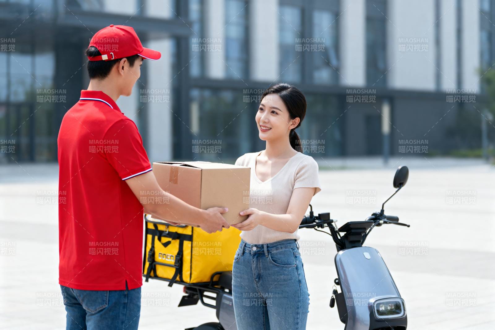 快递员送货中图片