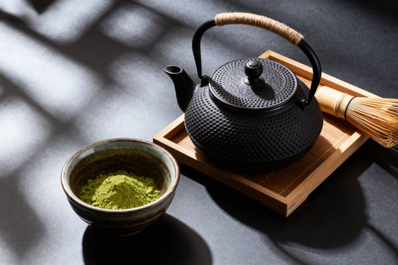 抹茶与茶具静谧时光图片