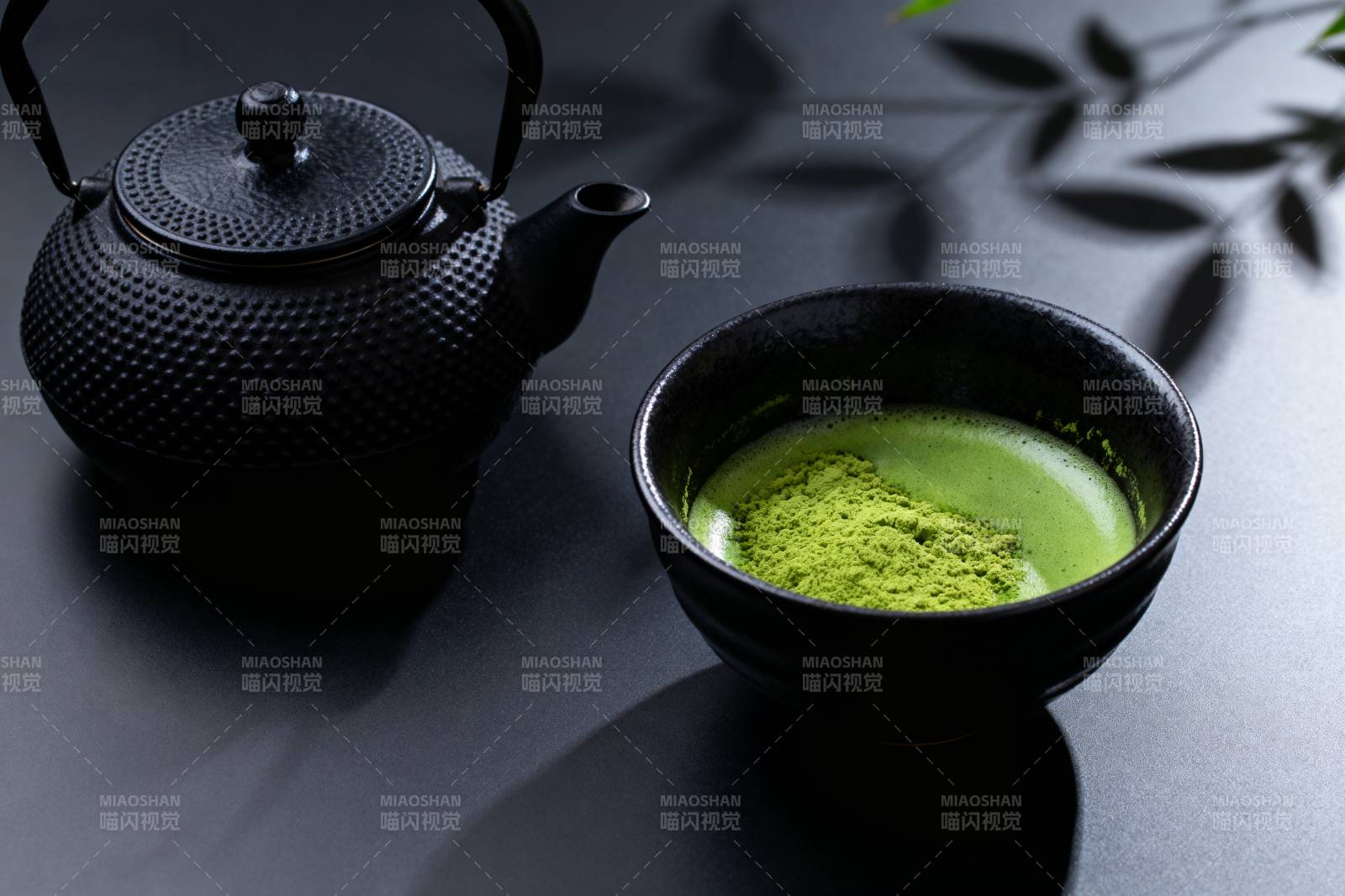 抹茶与茶壶静谧时光图片