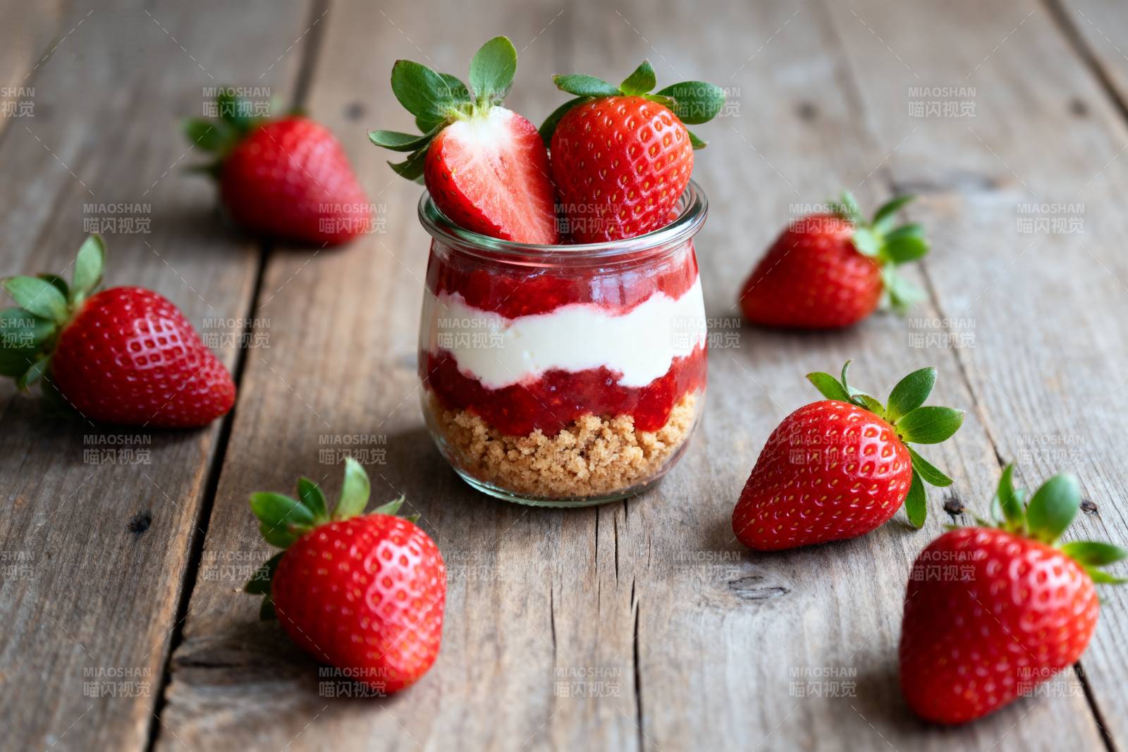 草莓奶酪杯图片