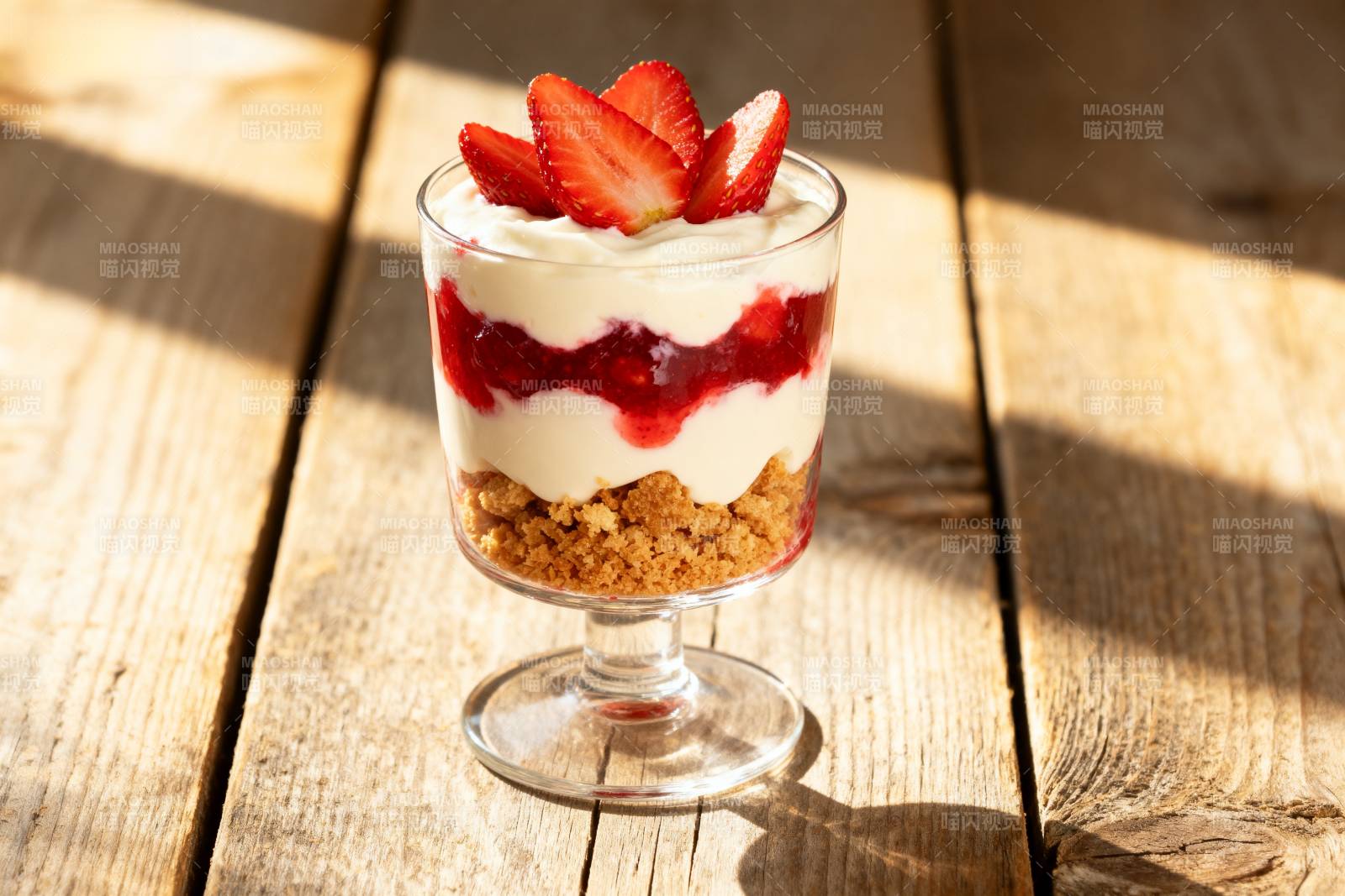 草莓奶油杯图片