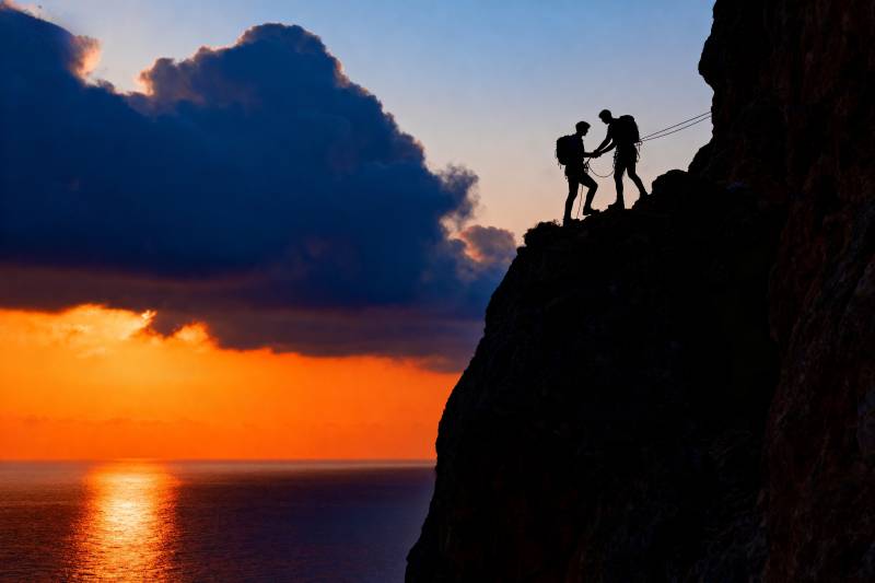 日落攀岩剪影图片