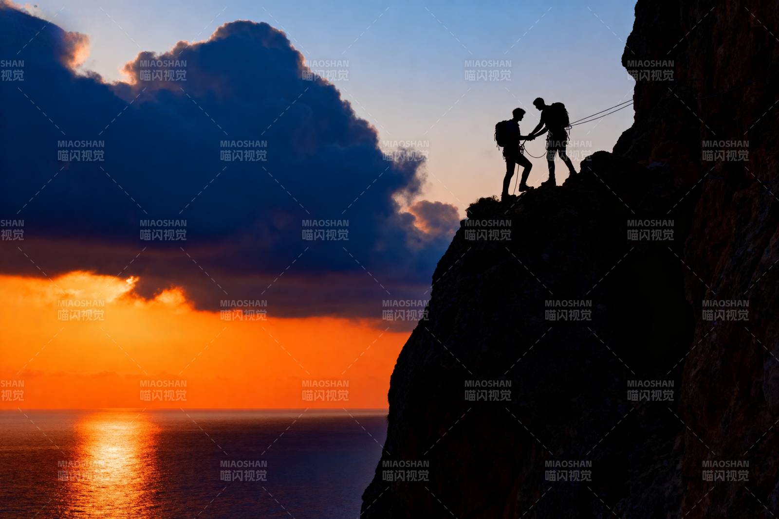 日落攀岩剪影图片