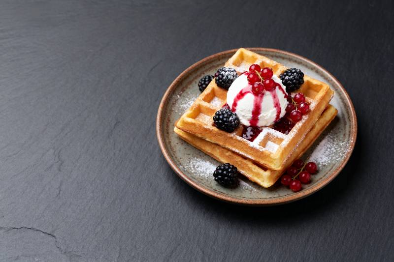 莓果冰淇淋华夫饼图片