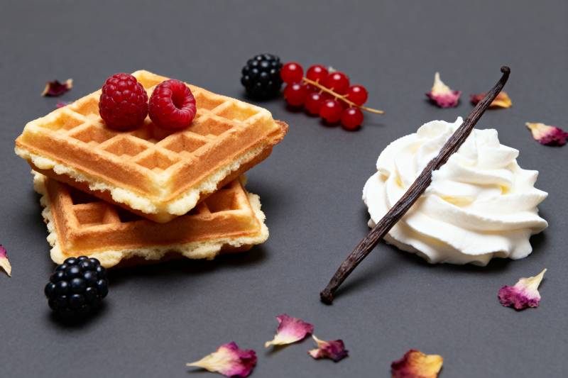 华夫饼配奶油与浆果图片