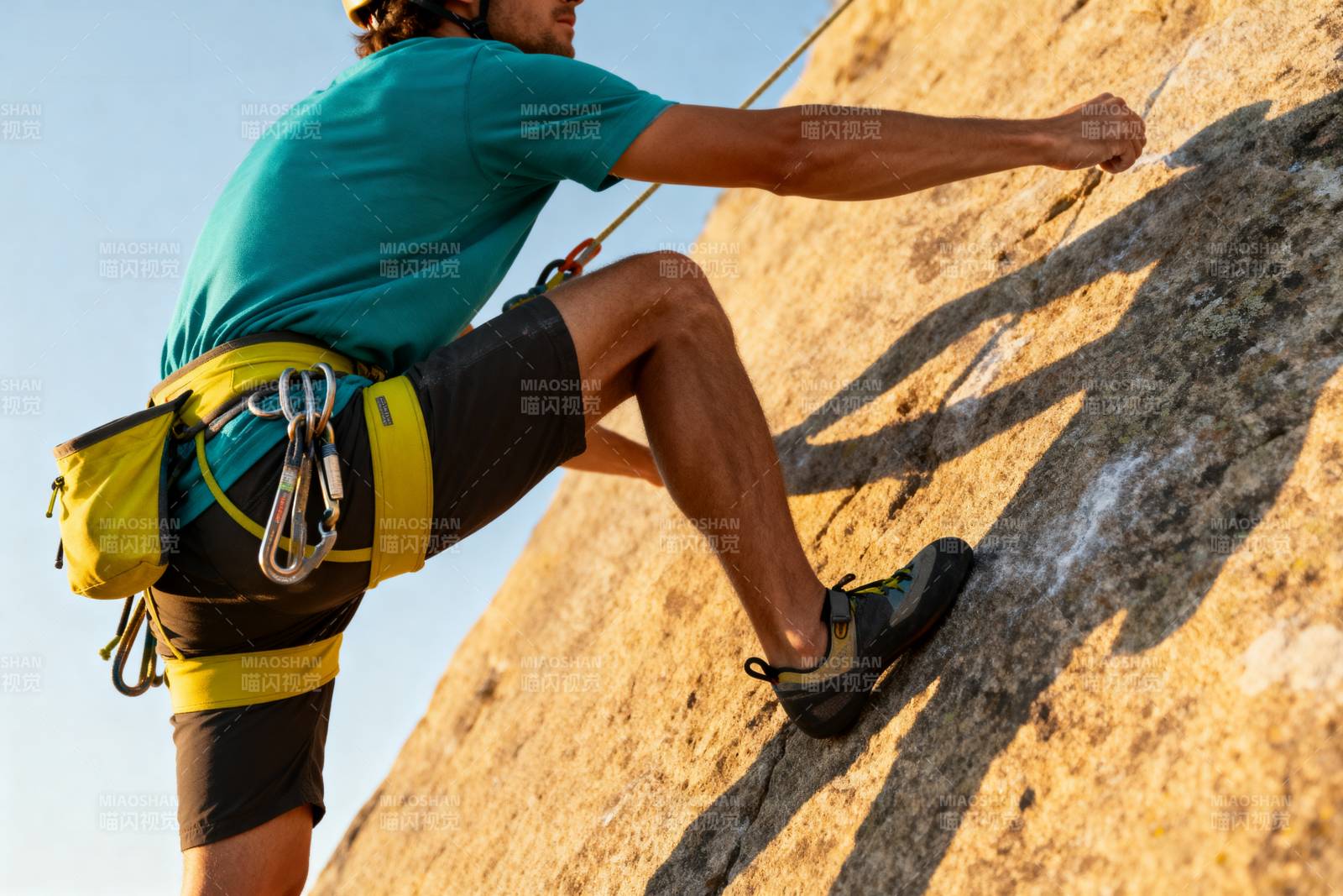 攀岩者奋力攀登图片