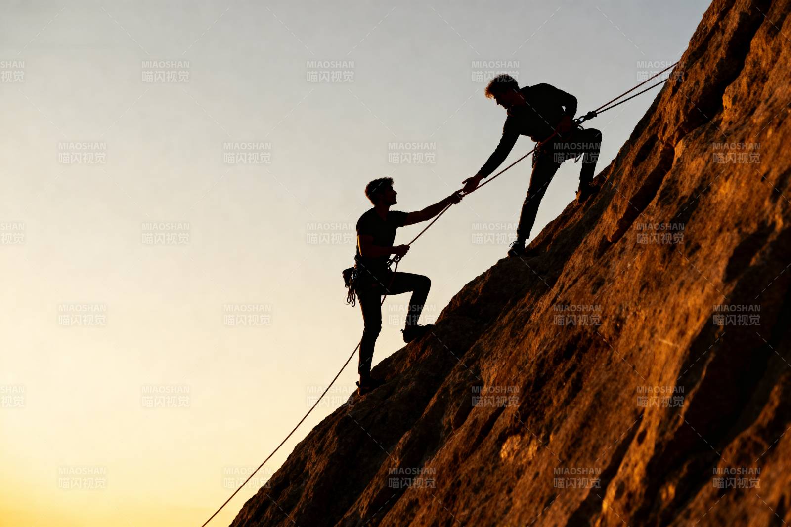 携手攀岩图片