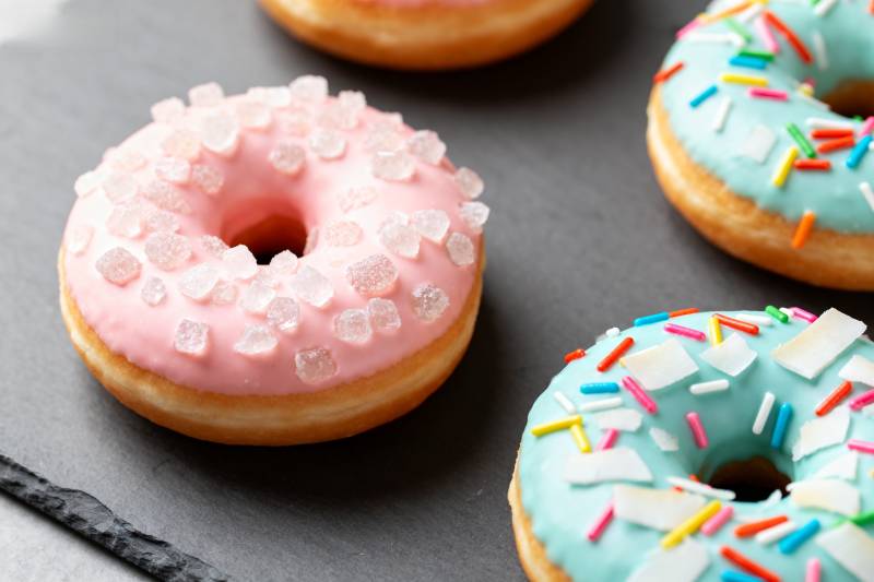彩色糖霜甜甜圈图片