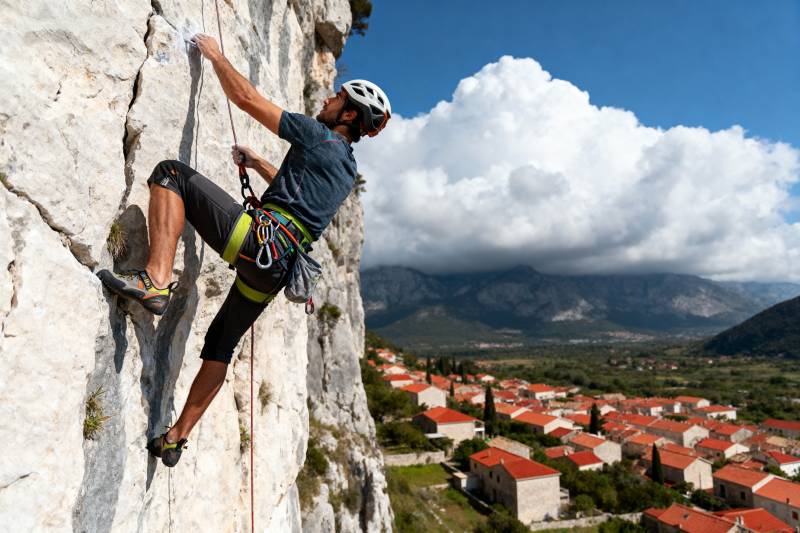 攀岩者挑战峭壁图片