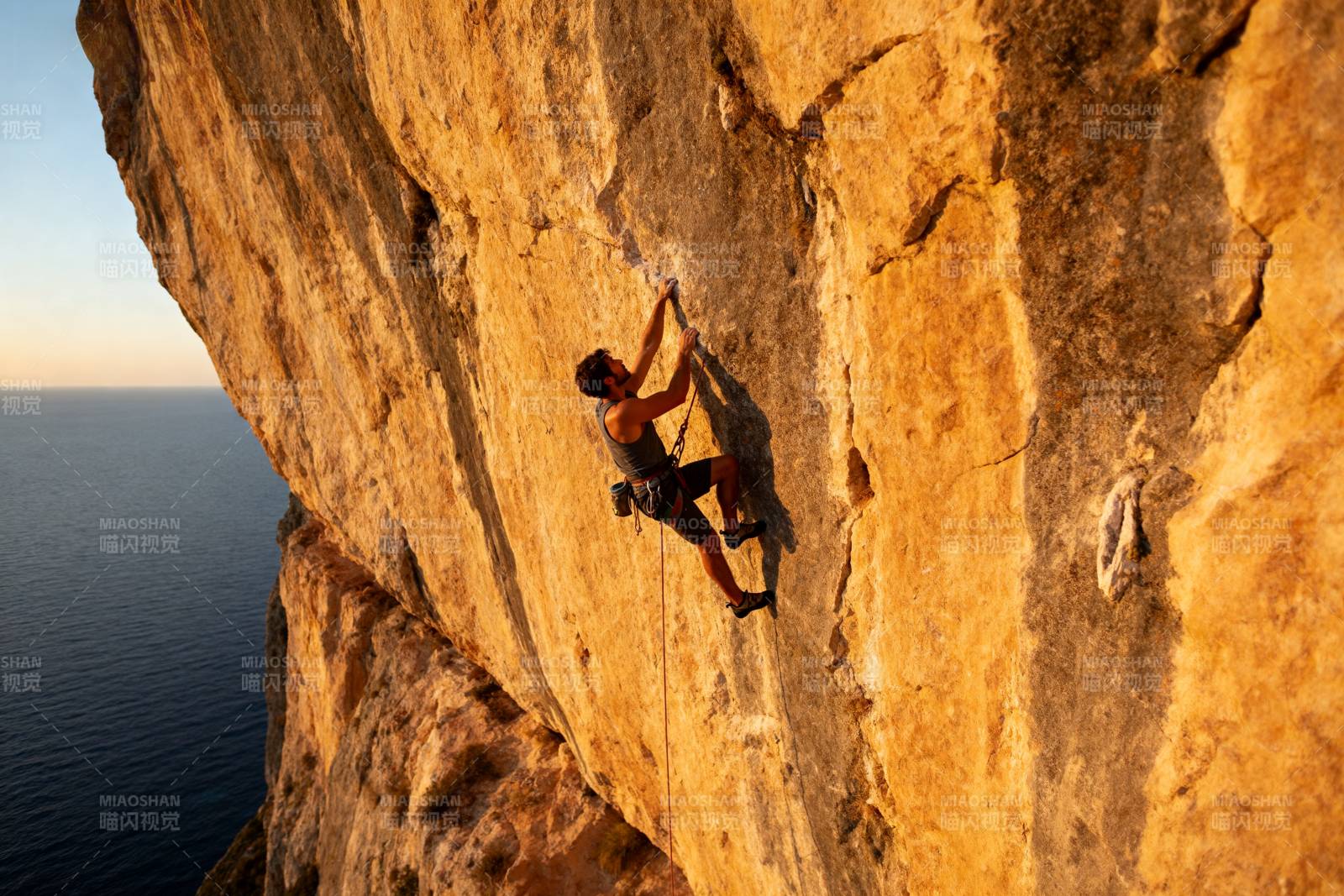 悬崖攀岩 挑战极限图片