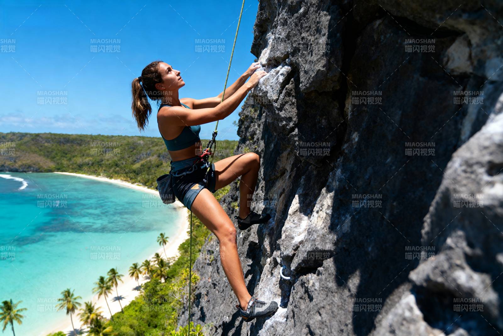 悬崖攀岩 美景相伴图片