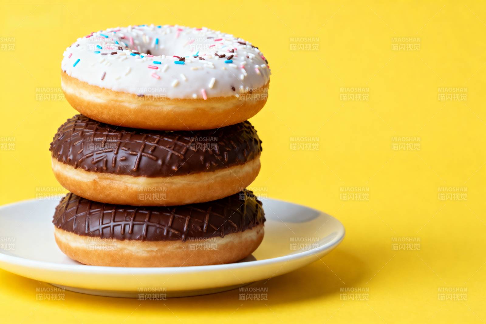 三色甜甜圈叠放图片