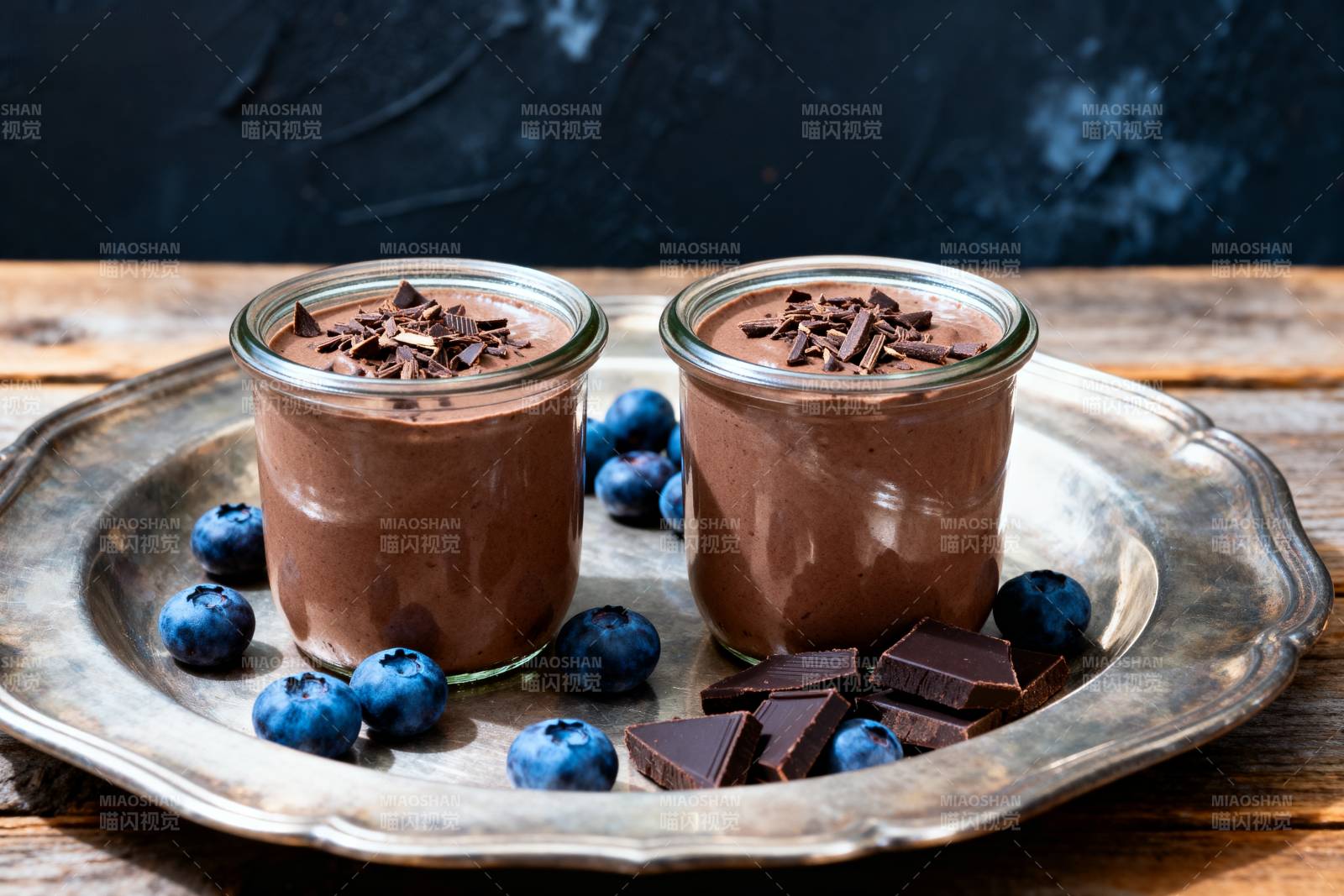 巧克力慕斯配蓝莓图片