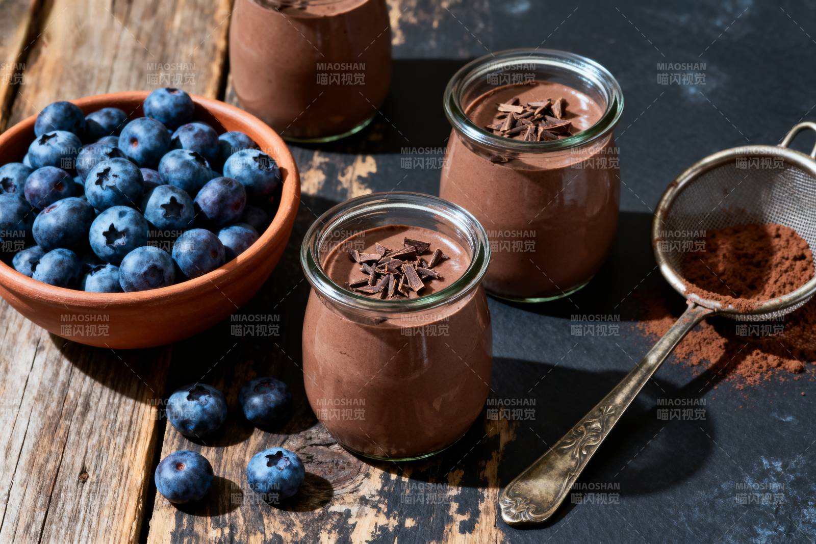巧克力慕斯配蓝莓图片
