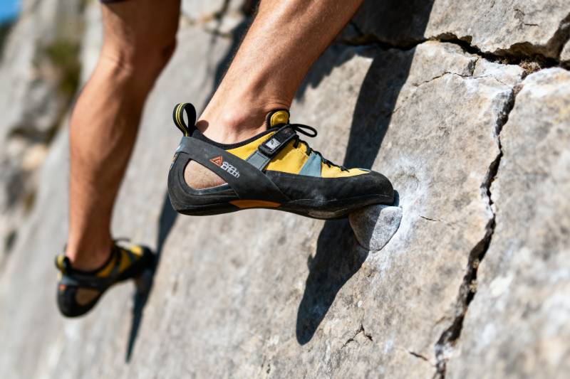 攀岩鞋紧贴岩壁图片