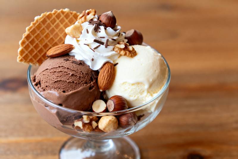 坚果冰淇淋甜品图片