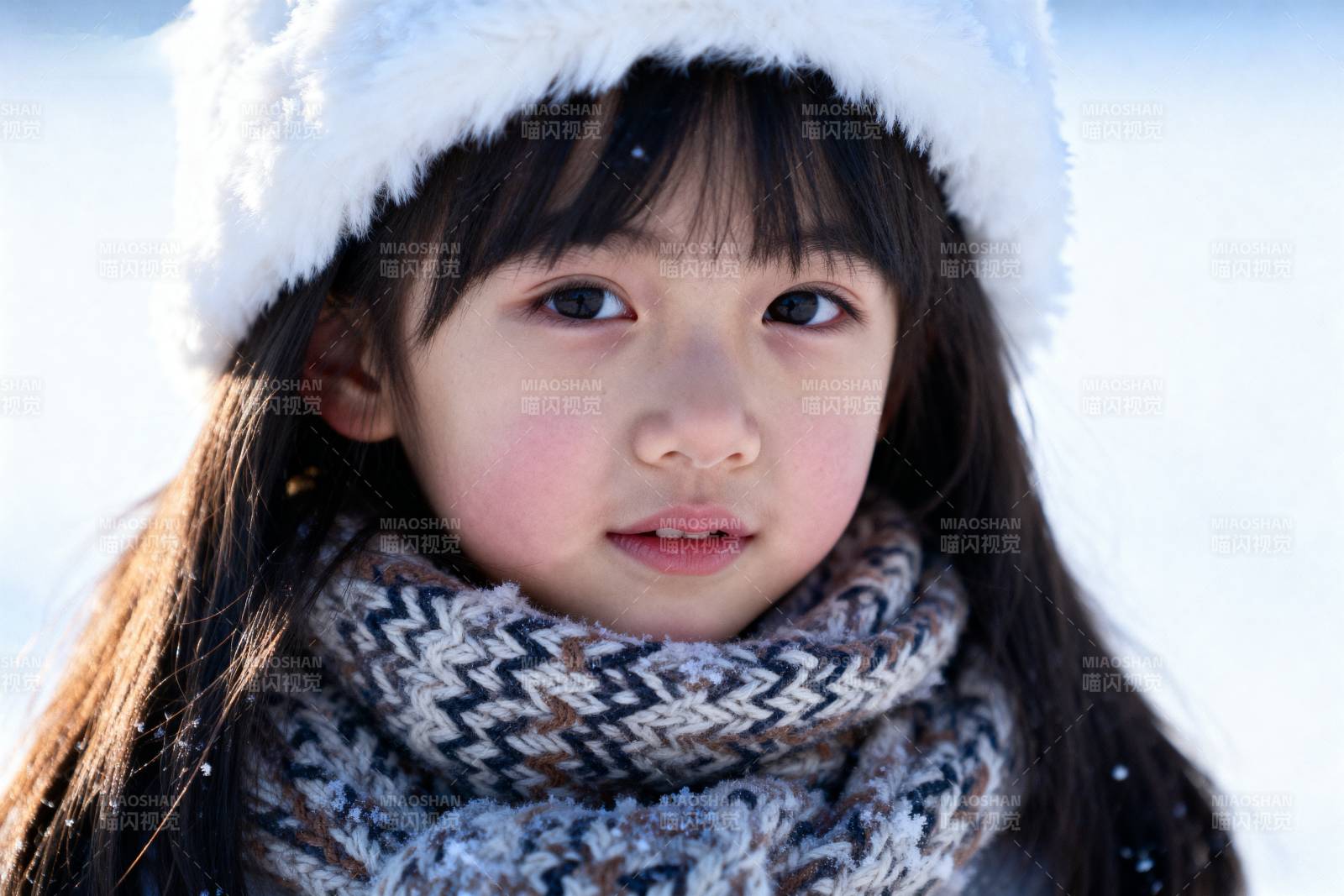 冬日小女孩的温暖笑容图片