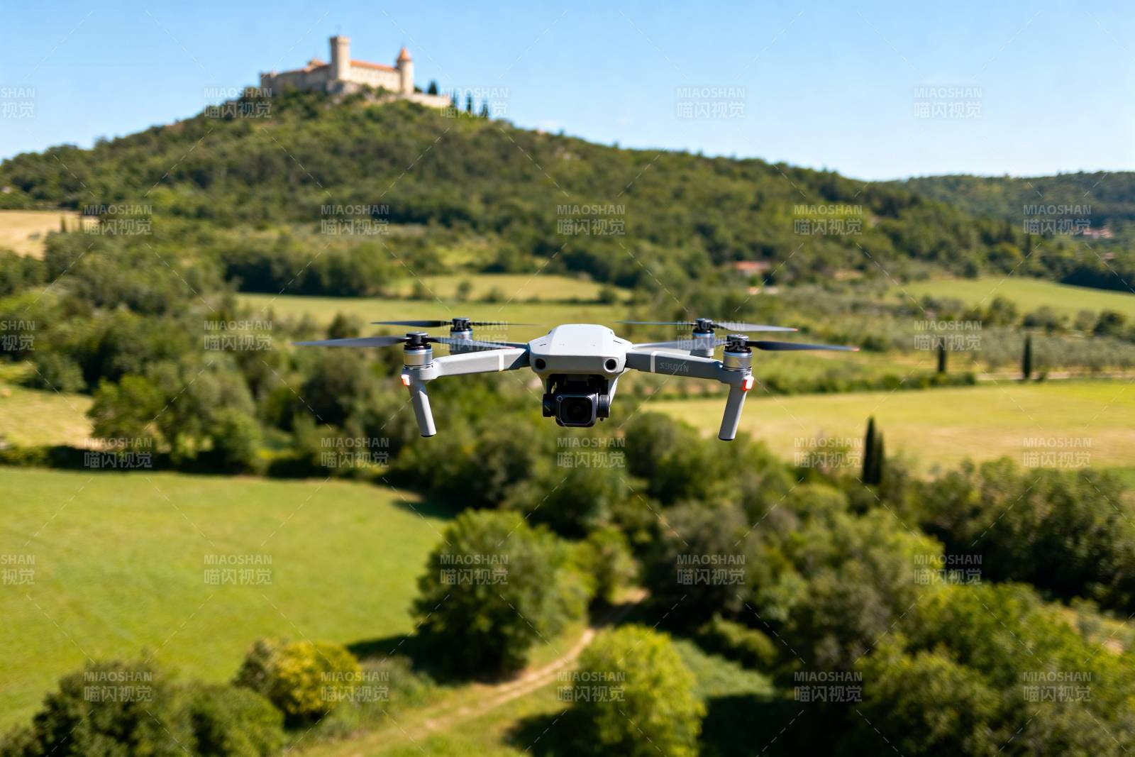 无人机飞越田园风光图片