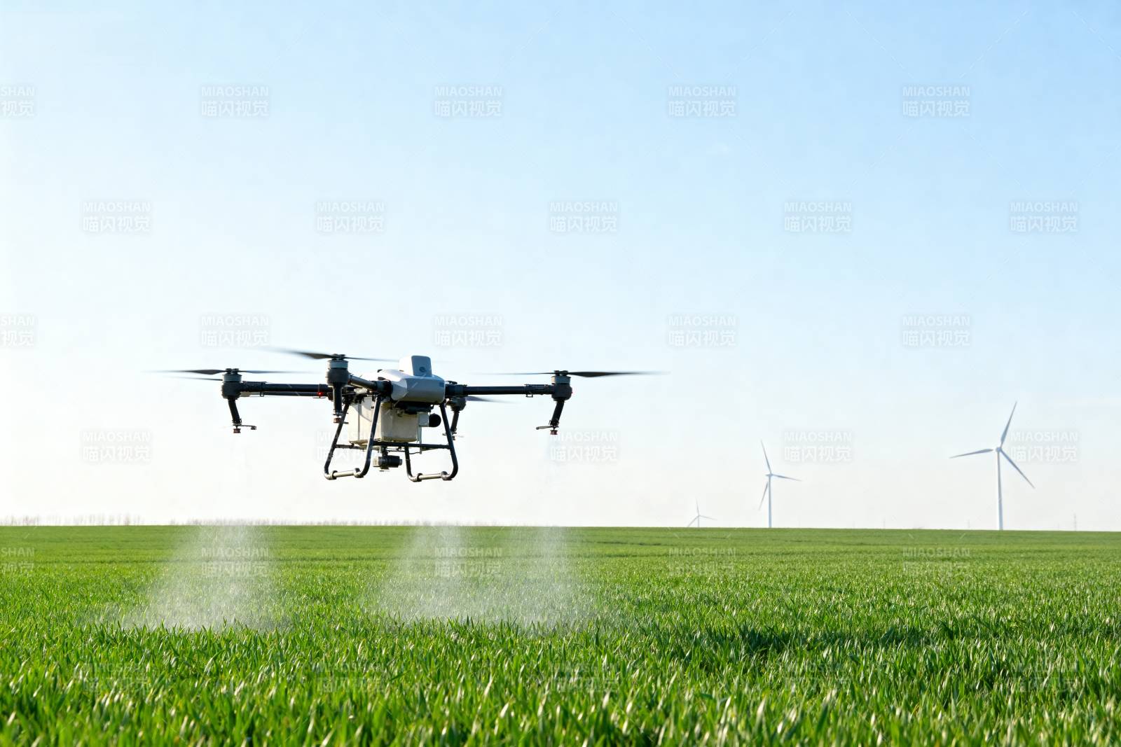 无人机农田喷洒图片