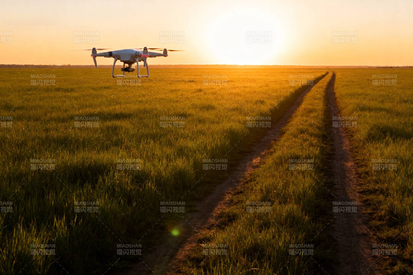 无人机飞越田野图片