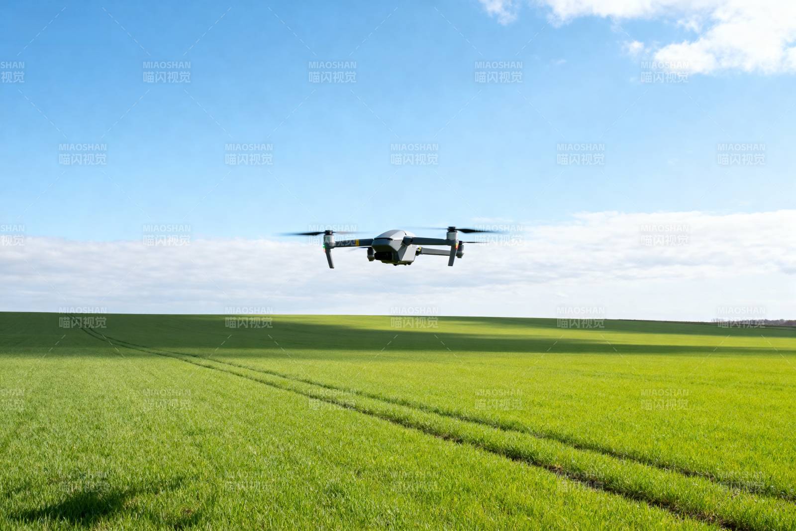 无人机飞越绿野图片