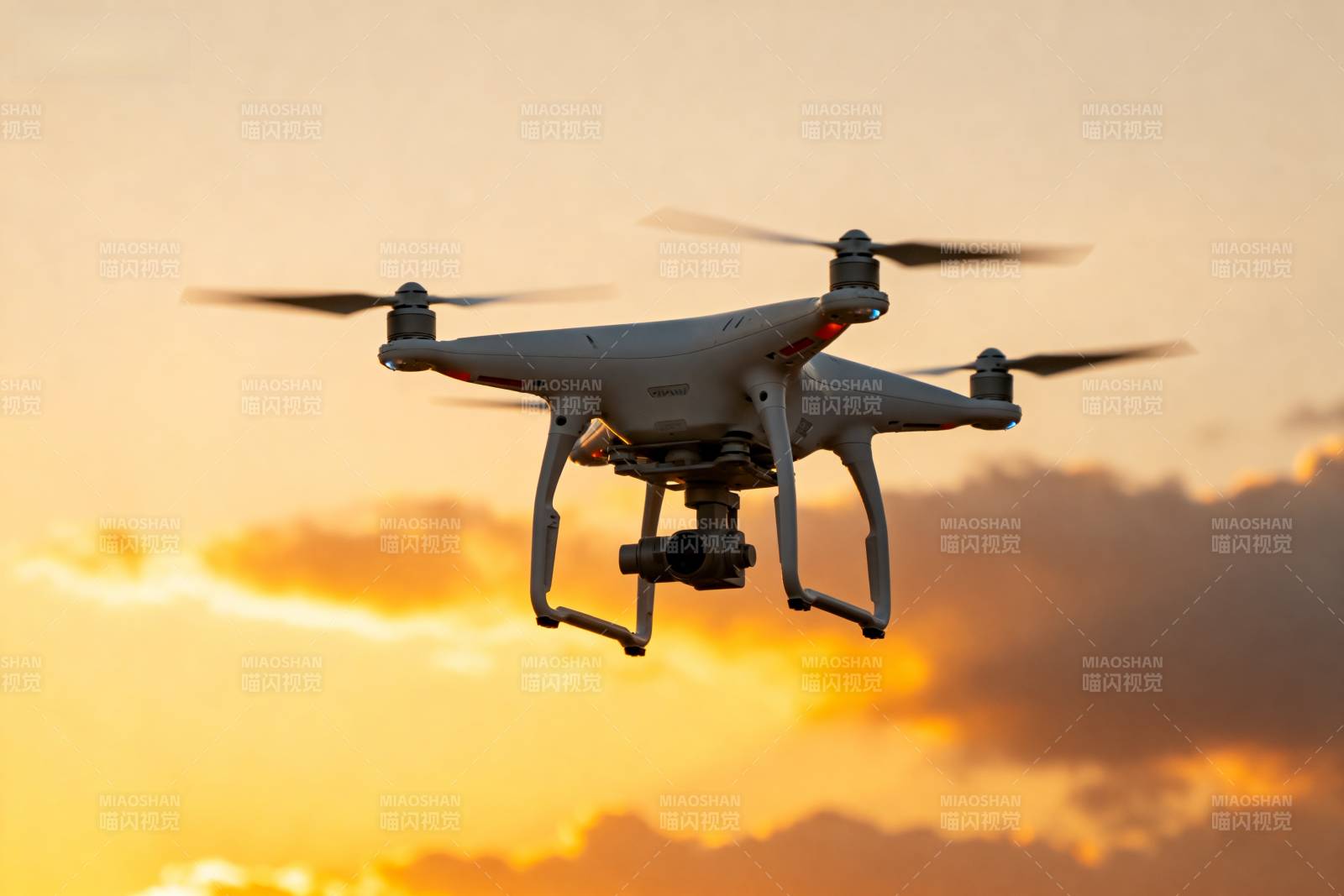 无人机翱翔夕阳中图片