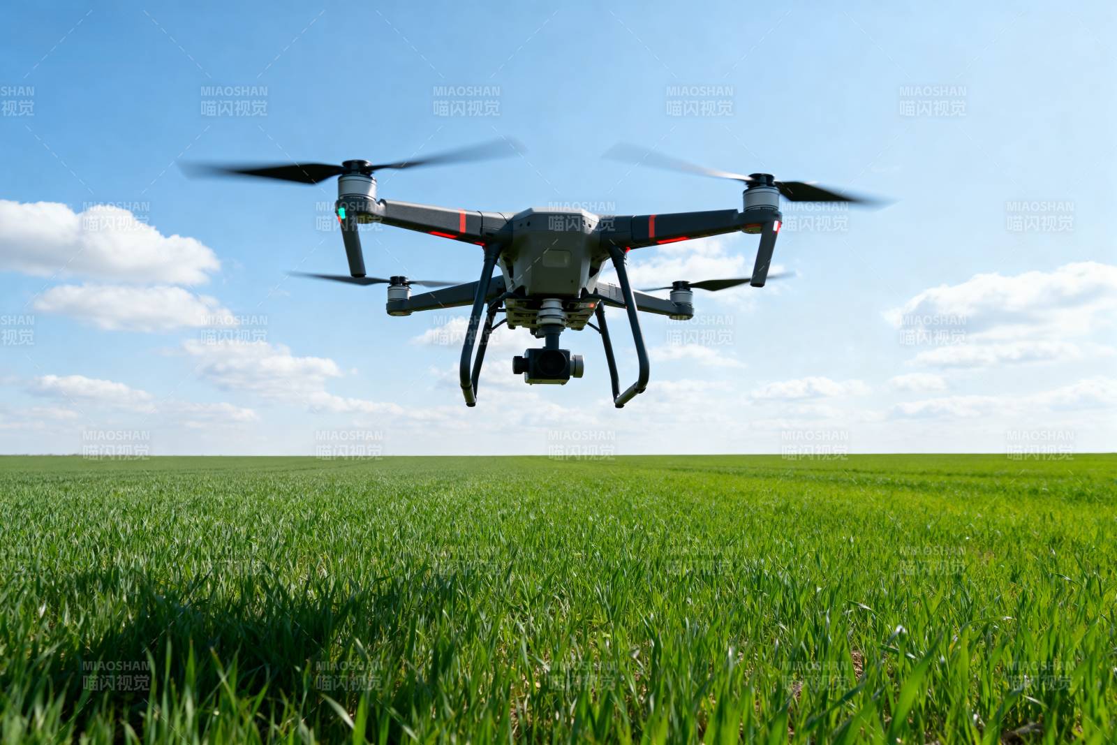 无人机飞越绿野图片