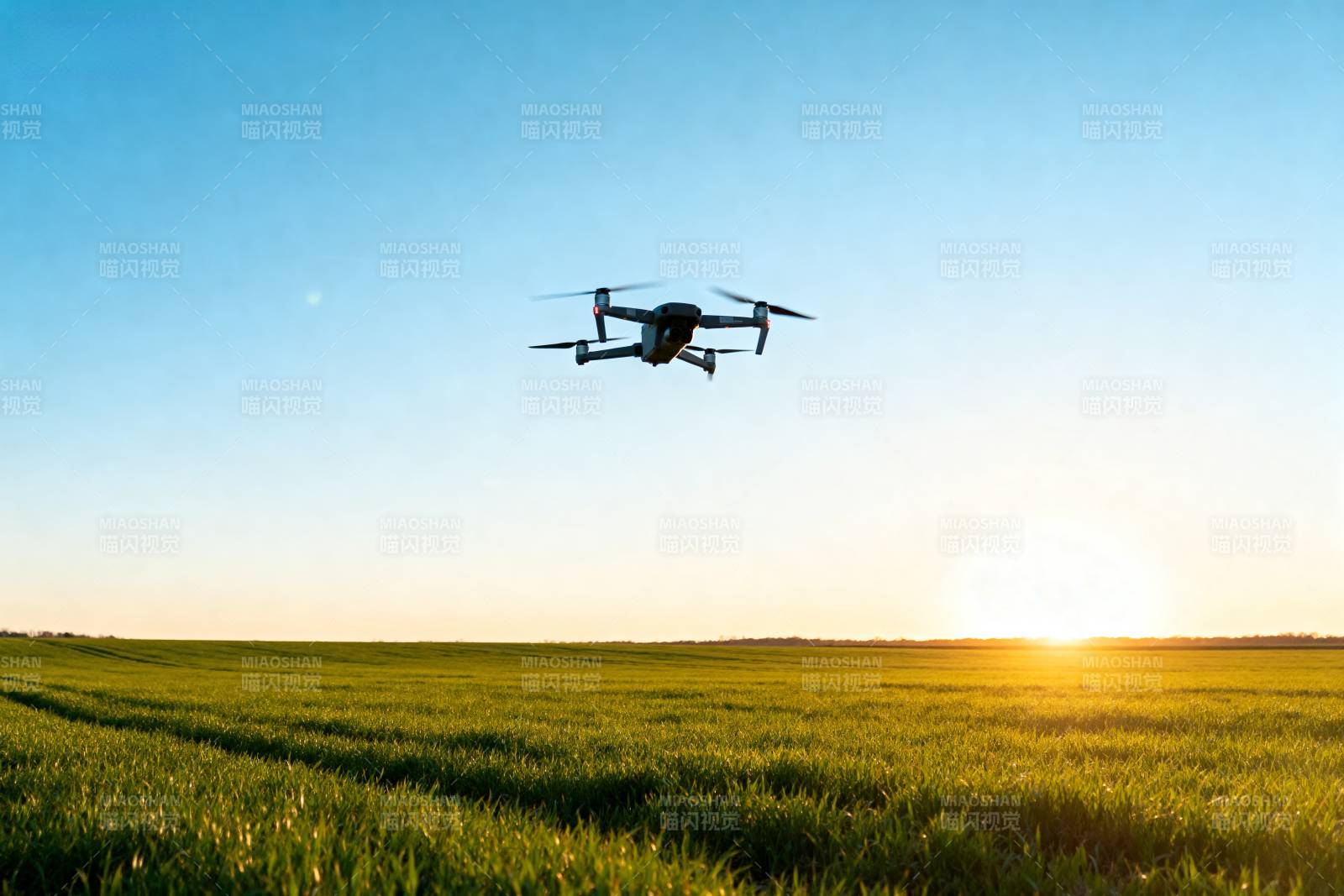 无人机飞越田野图片